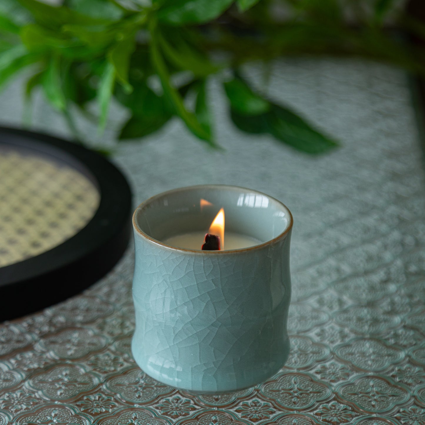 Candle in Ge ceramic vessel with craquelé – light plum green