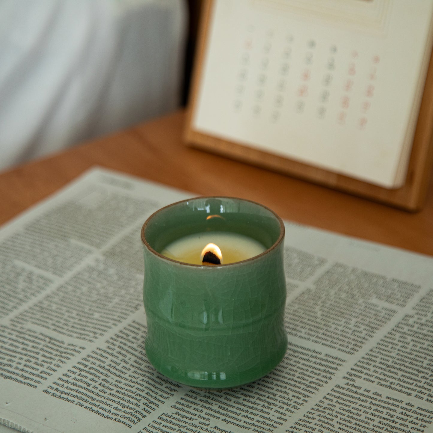 Candle in Ge ceramic vessel with craquelé – Old plum green