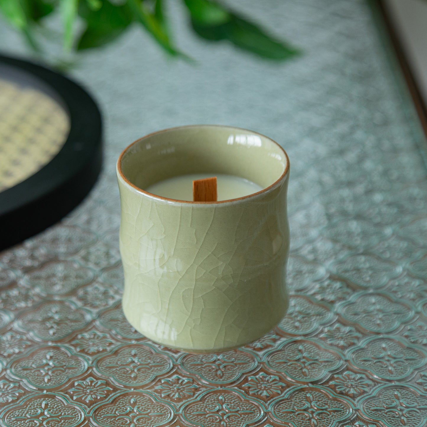 Candle in Ge ceramic vessel with craquelé – beige yellow