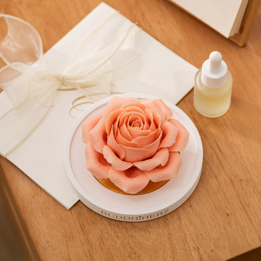Rosen-Porzellanblume mit Duftöl