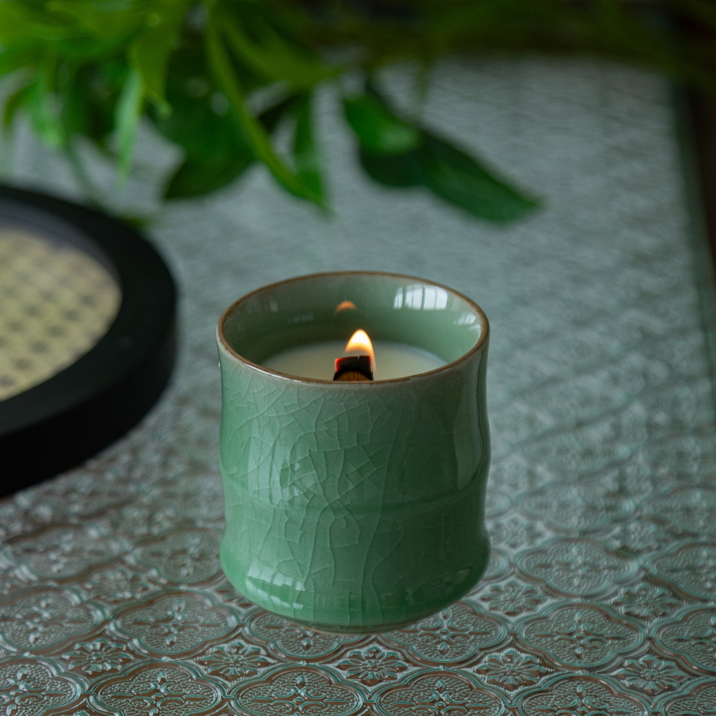 Candle in Ge ceramic vessel with craquelé – Old plum green