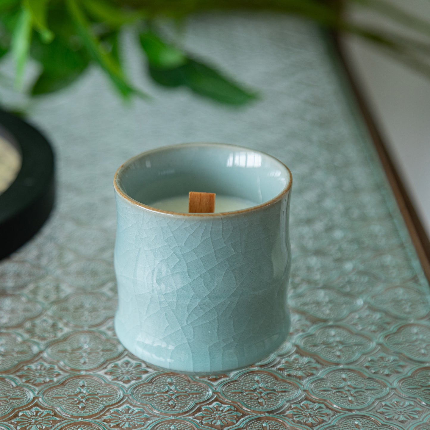 Candle in Ge ceramic vessel with craquelé – light plum green