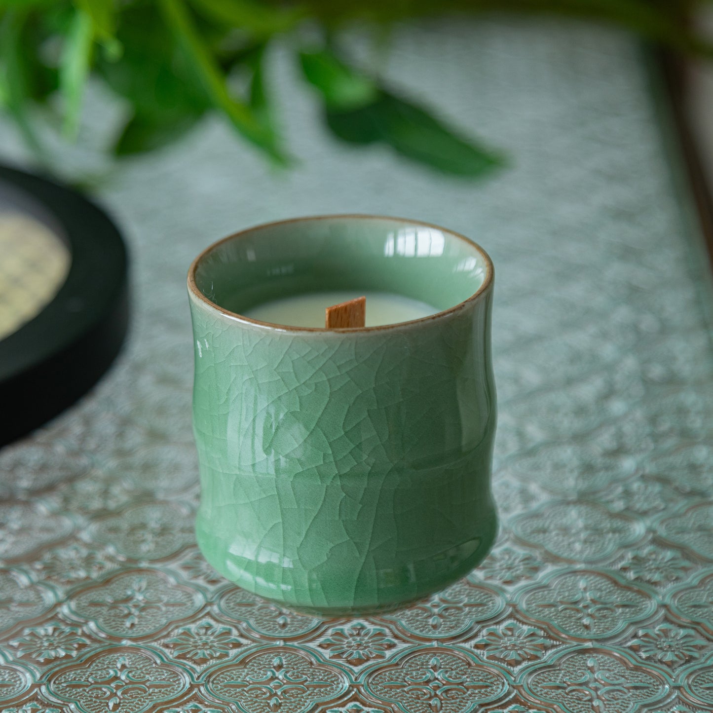 Candle in Ge ceramic vessel with craquelé – Old plum green