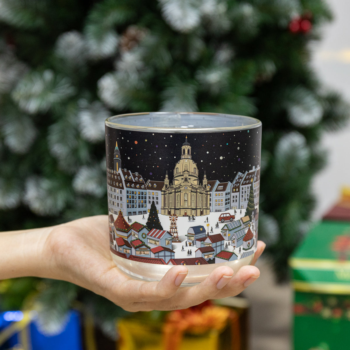 Überraschungskerze im Weihnachtsmarkt-Design (Dresden Kerze) – BUDDHIHERZ